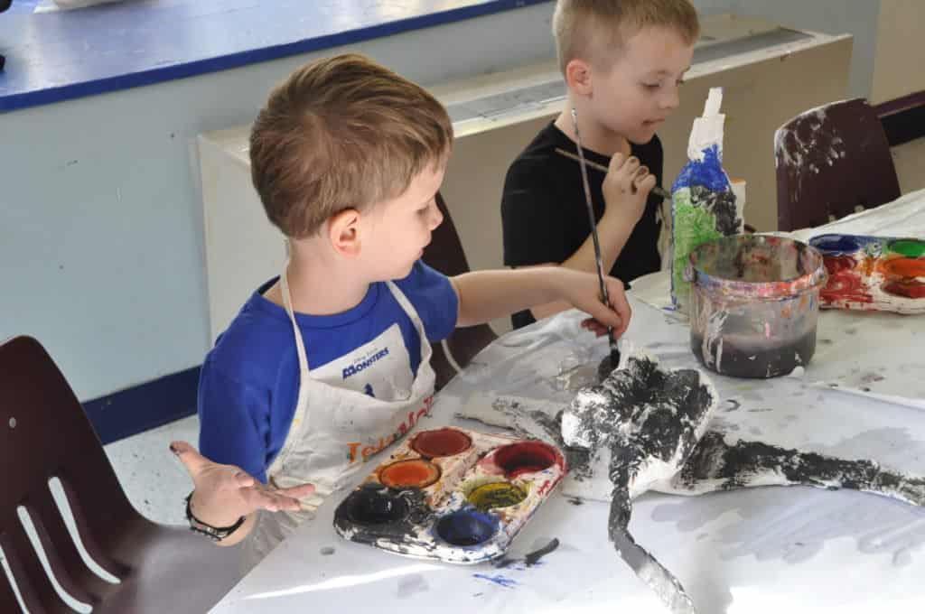 children painting